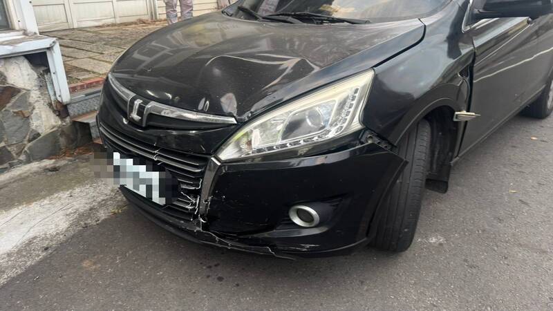 童姓男子驾驶的轿车,因追撞前车,车头毁损。(图由警方提供) 童姓男子驾驶的轿车,因追撞前车,车头毁损。(图由警方提供)