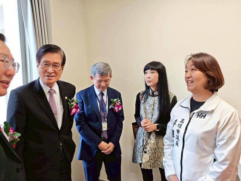 李雅芬與退輔會主委嚴德發討論照顧長輩事宜。（記者王榮祥翻攝臉書）