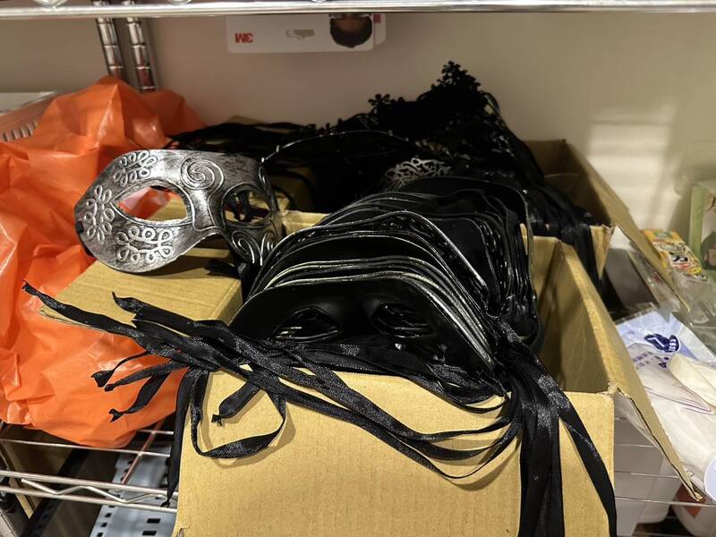 台中警方破获同志交友会馆，现场查获保险套、润滑液、蒙面面具等证物。（记者陈建志翻摄）