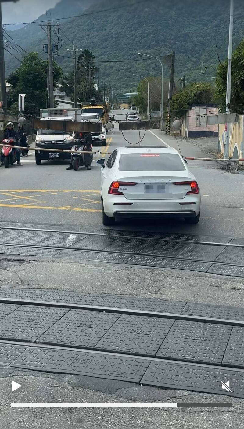 有网友在社群平台 Threads 发文,看到花莲新城乡北埔平交道有一辆白色汽车卡在北埔平交道上。(民众提供) 有网友在社群平台 Threads 发文,看到花莲新城乡北埔平交道有一辆白色汽车卡在北埔平交道上。(民众提供)