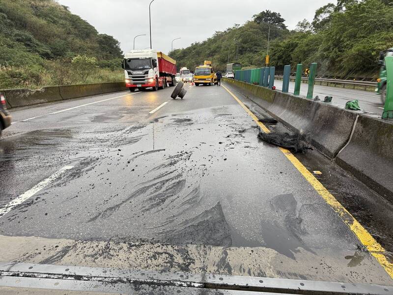 一辆货柜车今天上午行经台62线万瑞快速道路暖暖交流道时,轮胎突然掉落烧起来,消防队员迅速赶抵灭火。(记者林嘉东翻摄) 一辆货柜车今天上午行经台62线万瑞快速道路暖暖交流道时,轮胎突然掉落烧起来,消防队员迅速赶抵灭火。(记者林嘉东翻摄)