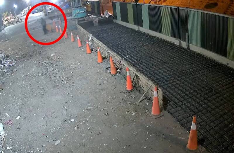 南投埔里镇公所清洁队遭人(红圈)暗夜闯入,并丢进一整辆3吨半货车的废弃物,事后查获行为人,除须清走垃圾也将依废清法开罚。(埔里镇公所提供) 南投埔里镇公所清洁队遭人(红圈)暗夜闯入,并丢进一整辆3吨半货车的废弃物,事后查获行为人,除须清走垃圾也将依废清法开罚。(埔里镇公所提供)