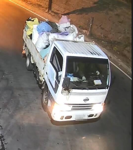 南投埔里镇公所清洁队遭人暗夜闯入,并丢进一整辆3吨半货车的废弃物,事后警方查获行为人,并要求清走弃置的废弃物。(埔里镇公所提供) 南投埔里镇公所清洁队遭人暗夜闯入,并丢进一整辆3吨半货车的废弃物,事后警方查获行为人,并要求清走弃置的废弃物。(埔里镇公所提供)
