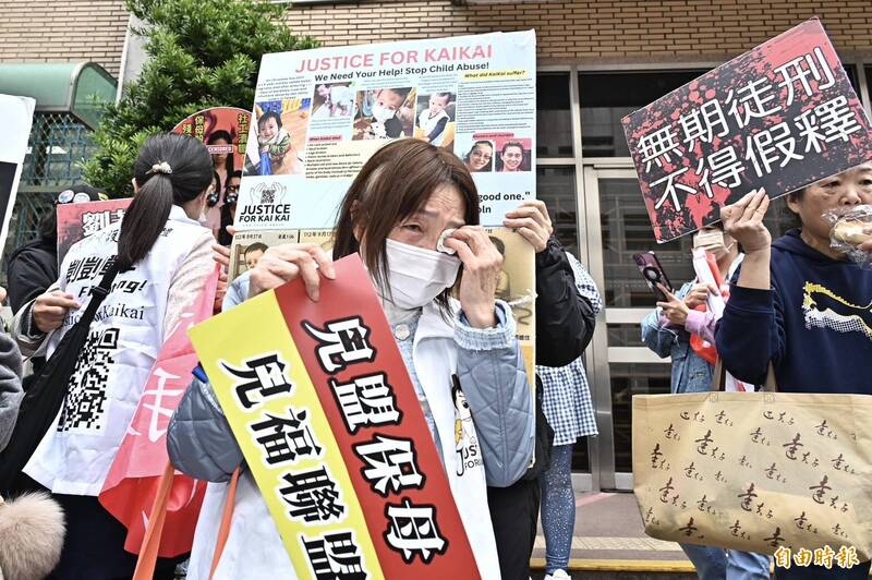 儿少守护行动团体剀剀战士的成员们听到判决结果纷纷落泪。(记者涂建荣摄) 儿少守护行动团体剀剀战士的成员们听到判决结果纷纷落泪。(记者涂建荣摄)