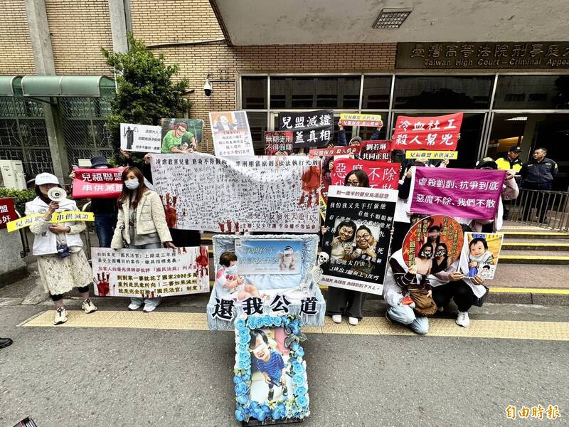 儿少守护行动团体剀剀战士的成员们一早聚集到高院门口。(记者涂建荣摄) 儿少守护行动团体剀剀战士的成员们一早聚集到高院门口。(记者涂建荣摄)