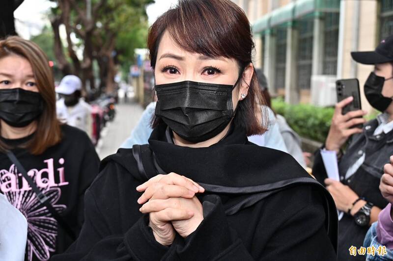 郁方虽然没有到法庭听判，但在高院门外与儿少守护行动团体相拥、欢呼，并不断落泪。（记者涂建荣摄）