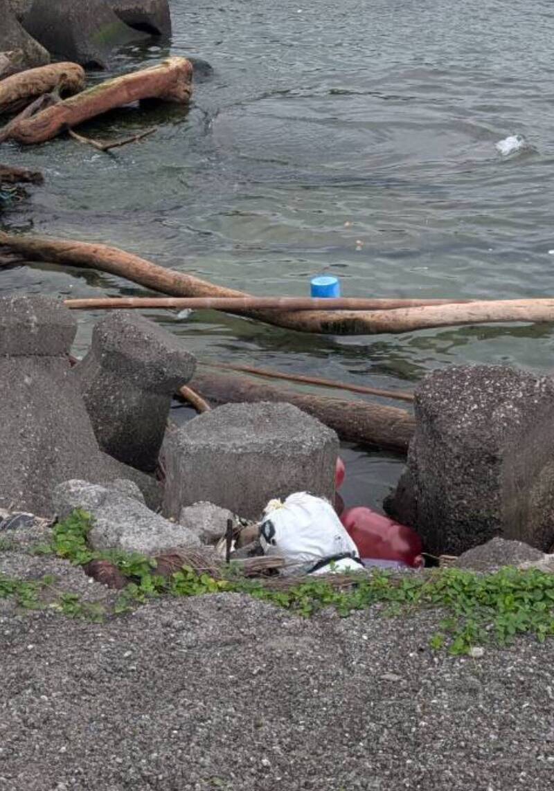 新北市万里区著名的网红打卡景点「骆驼峰」旁海岸,今天上午漂上一个白色麻布袋;经警方与海巡人员获报赶抵拆解后,赫然发现里面竟装有32大包、总重约43公斤的第2 级毒品大麻。(记者林嘉东翻摄) 新北市万里区著名的网红打卡景点「骆驼峰」旁海岸,今天上午漂上一个白色麻布袋;经警方与海巡人员获报赶抵拆解后,赫然发现里面竟装有32大包、总重约43公斤的第2 级毒品大麻。(记者林嘉东翻摄)