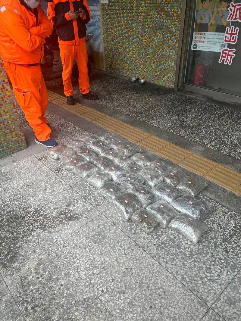 新北市万里区著名的网红打卡景点「骆驼峰」旁海岸,今天上午漂上一个白色麻布袋;经警方与海巡人员获报赶抵拆解后,赫然发现里面竟装有32大包、总重约43公斤的第2 级毒品大麻。(记者林嘉东 翻摄) 新北市万里区著名的网红打卡景点「骆驼峰」旁海岸,今天上午漂上一个白色麻布袋;经警方与海巡人员获报赶抵拆解后,赫然发现里面竟装有32大包、总重约43公斤的第2 级毒品大麻。(记者林嘉东 翻摄)