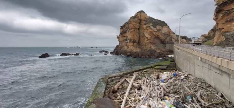 新北市万里区著名的网红打卡景点「骆驼峰」旁海边漂进一个白色麻布袋;袋内竟装有32大包、总重约43公斤的第2 级毒品大麻。(记者林嘉东翻摄) 新北市万里区著名的网红打卡景点「骆驼峰」旁海边漂进一个白色麻布袋;袋内竟装有32大包、总重约43公斤的第2 级毒品大麻。(记者林嘉东翻摄)