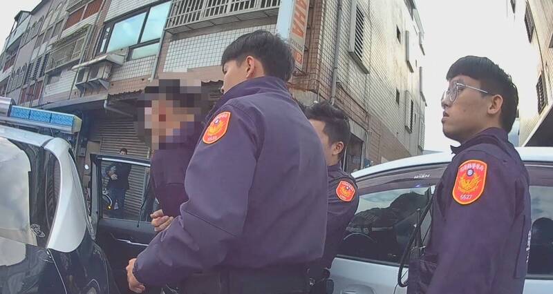 花莲葛姓男子偷开母亲的轿车，警方到场围捕还持刀挥舞遭逮捕。（警方提供）