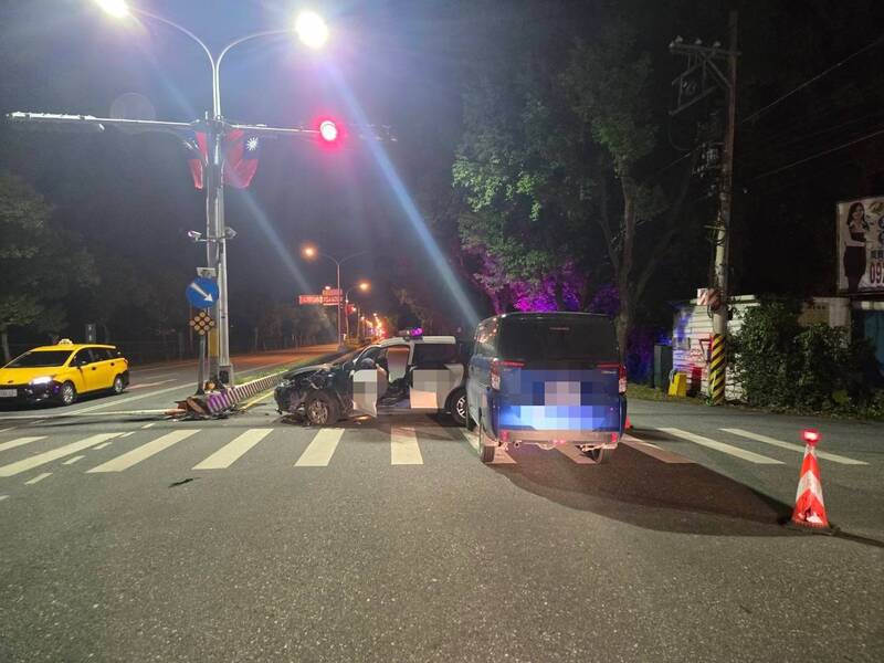 花莲县吉安警分局昨晚发生一起警车自撞安全岛的车祸意外。（警方提供）