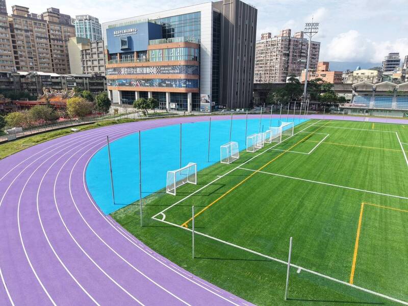 紫色PU跑道好夢幻 新北汐止運動場整修完工