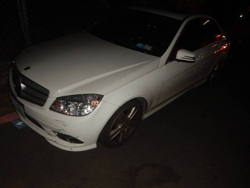 蔡男驾驶的白色汽车与机车发生擦撞。（民众提供）