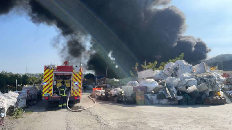 高雄大寮資源回收場大火 環保局認定非法堆置最重可罰500萬