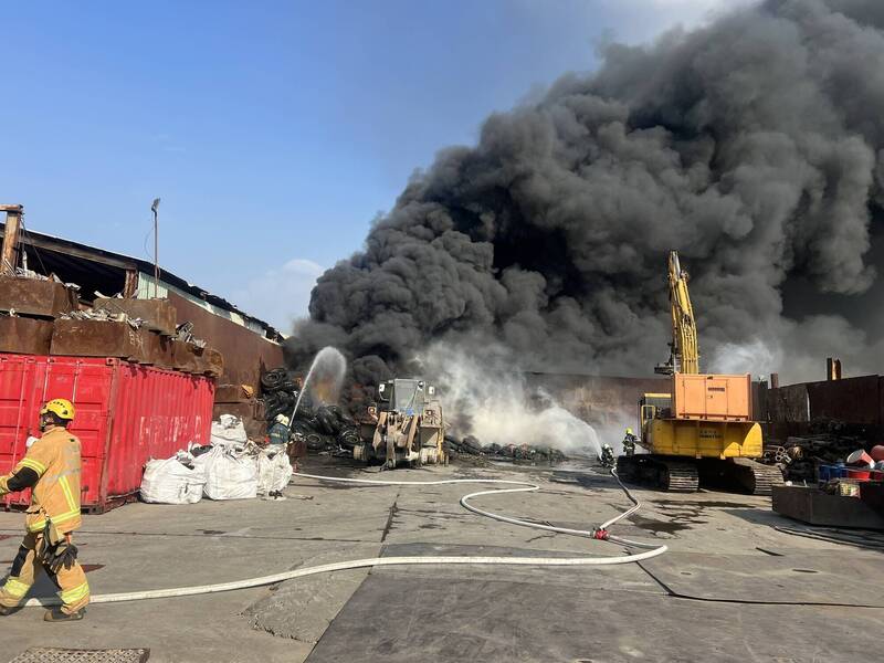 高雄大寮資源回收場火警 廢輪胎、廢棄物狂燒濃煙竄天