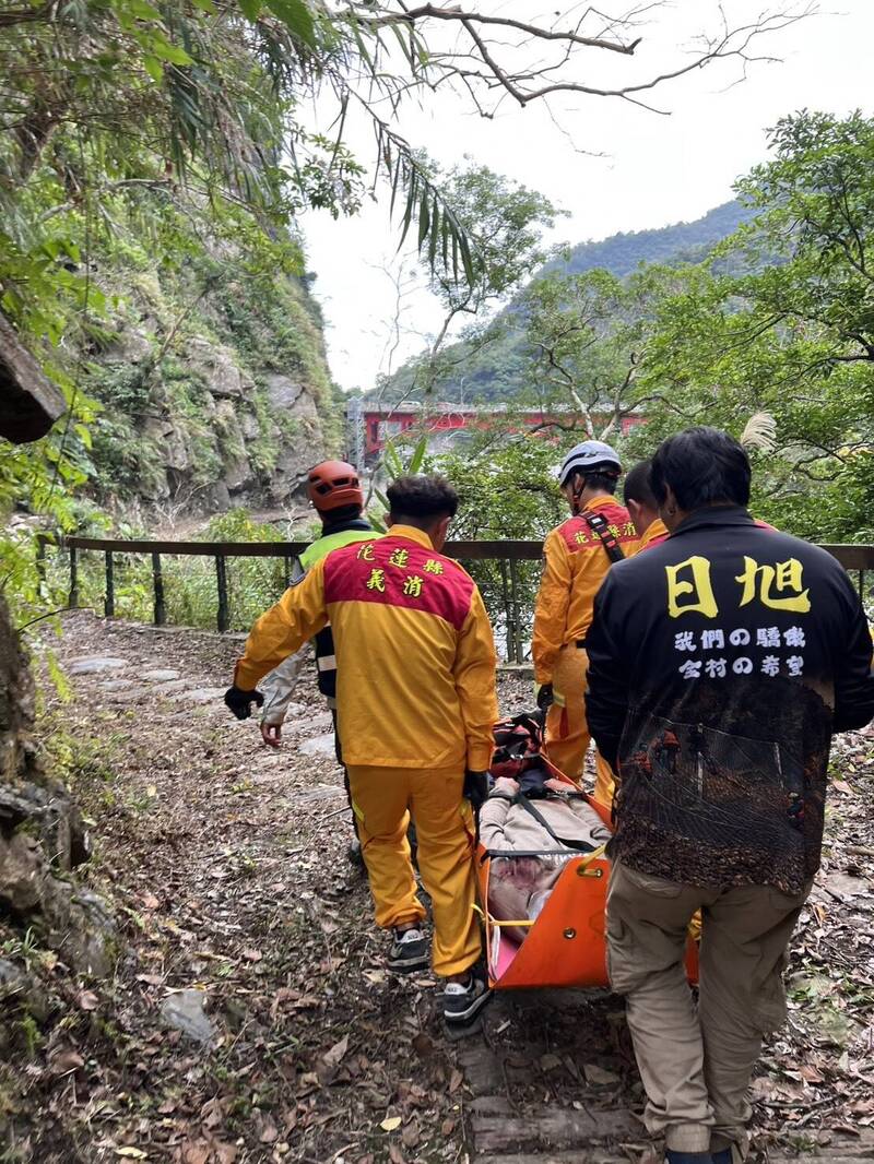 太魯閣務農連人帶車滑落砂卡礑步道 男子頭部受創送醫