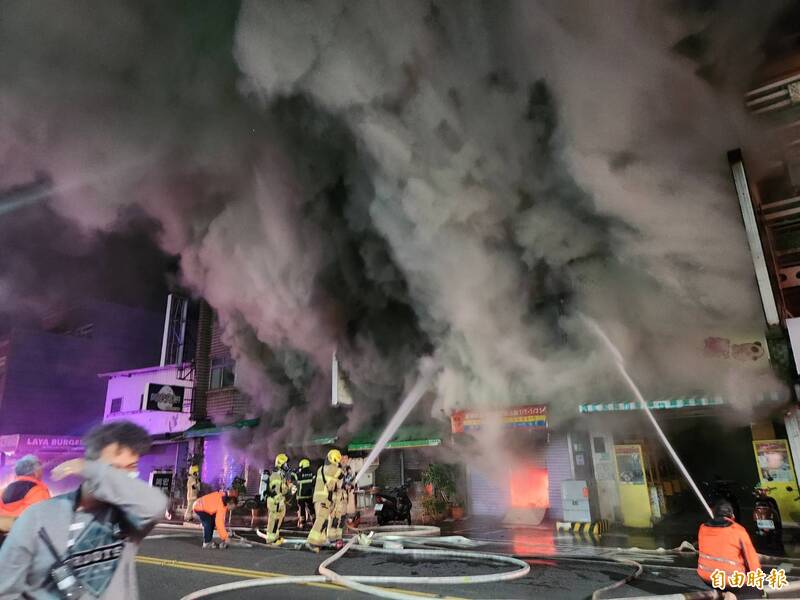 新營區民治路今晚傳出火警，延燒3戶，濃煙竄天，知名蛋餅店也遭波及，付之一炬。（記者王涵平攝）