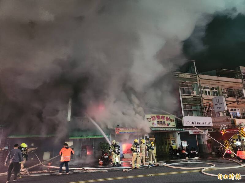 新營區民治路今晚傳出火警，延燒3戶，濃煙竄天，知名蛋餅店也遭波及，付之一炬。（記者王涵平攝）