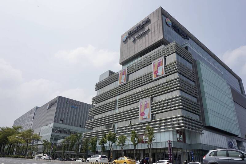 怪男出沒台南百貨公司 搭訕幫人綁髮還要求合照 警追查中