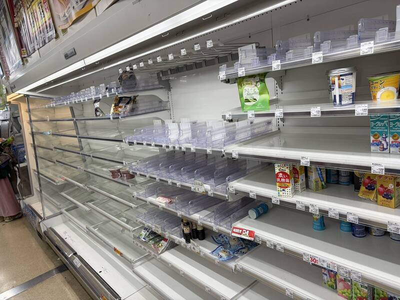 新千岁机场超商货架空空如也。(图撷自「@CurryAndRiceok」X帐号) 新千岁机场超商货架空空如也。(图撷自「@CurryAndRiceok」X帐号)