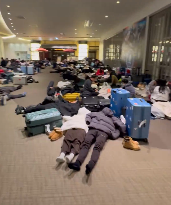 新千岁机场四处可见旅客席地而睡。(图撷自「@Jun_TOEICIP8」X帐号) 新千岁机场四处可见旅客席地而睡。(图撷自「@Jun_TOEICIP8」X帐号)