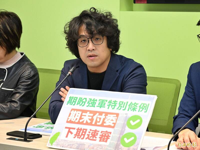 抓包白營國防條例數據抄維基 沈伯洋諷黃國昌「維基百科軍購專家」