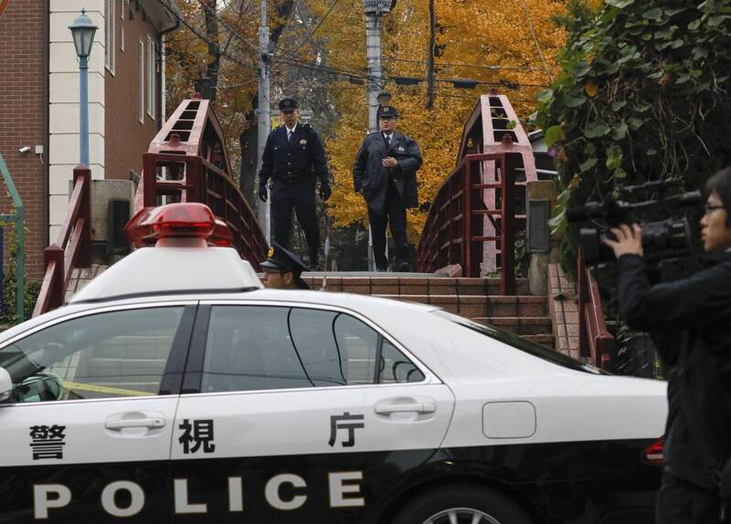 在日本东京荒川区等地经营民宿的中国男性业者、中籍女员工,触犯《住宅宿泊事业法》被送办。东京警视厅警察示意图。(欧新社) 在日本东京荒川区等地经营民宿的中国男性业者、中籍女员工,触犯《住宅宿泊事业法》被送办。东京警视厅警察示意图。(欧新社)