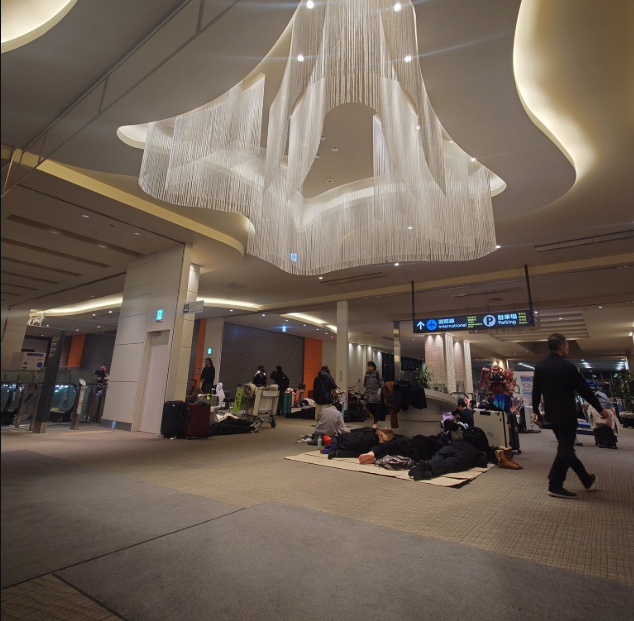 新千岁机场旅客在地上休息。(图撷自「@frog5529」X帐号)
新千岁机场旅客在地上休息。(图撷自「@frog5529」X帐号)