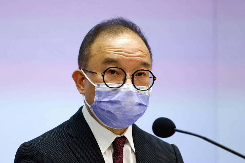 62岁政制及内地事务局局长曾国卫表示，因前列腺癌指数上升，与家人及医生商讨后，决定放下工作。（路透社资料照）