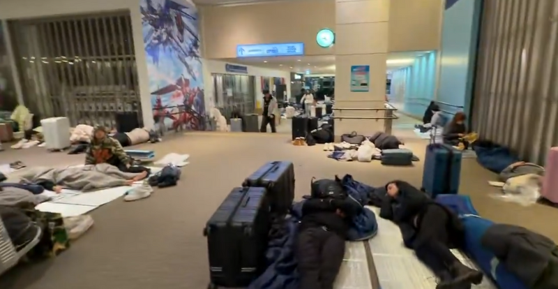 新千岁机场旅客躺在地上。(图撷自「@sulokichi123」X帐号)
新千岁机场旅客躺在地上。(图撷自「@sulokichi123」X帐号)