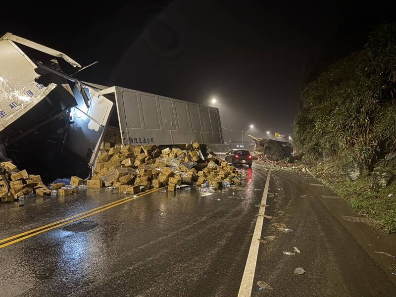 陳男駕駛貨櫃車撞上賴女的蔬菜曳引車後，一箱箱礦泉水掉落路面。（記者林嘉東翻攝）