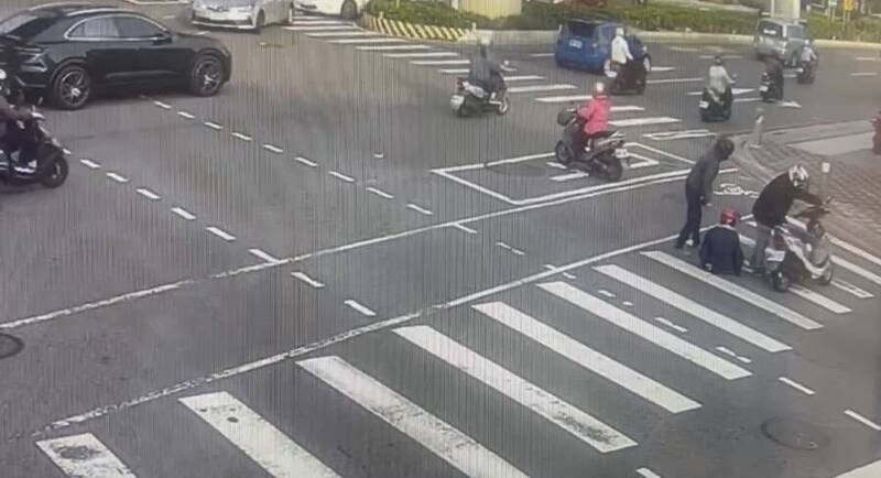 台中婦撞倒騎士後趕買菜 折返辯「自摔」觸肇逃送辦