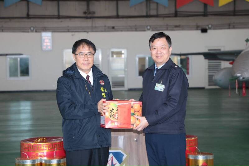 黃偉哲春節前慰勞國軍辛勞