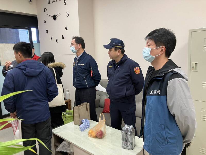 警方迫使養(yǎng)生館停止?fàn)I業(yè)，但仍然繼續(xù)營業(yè)。