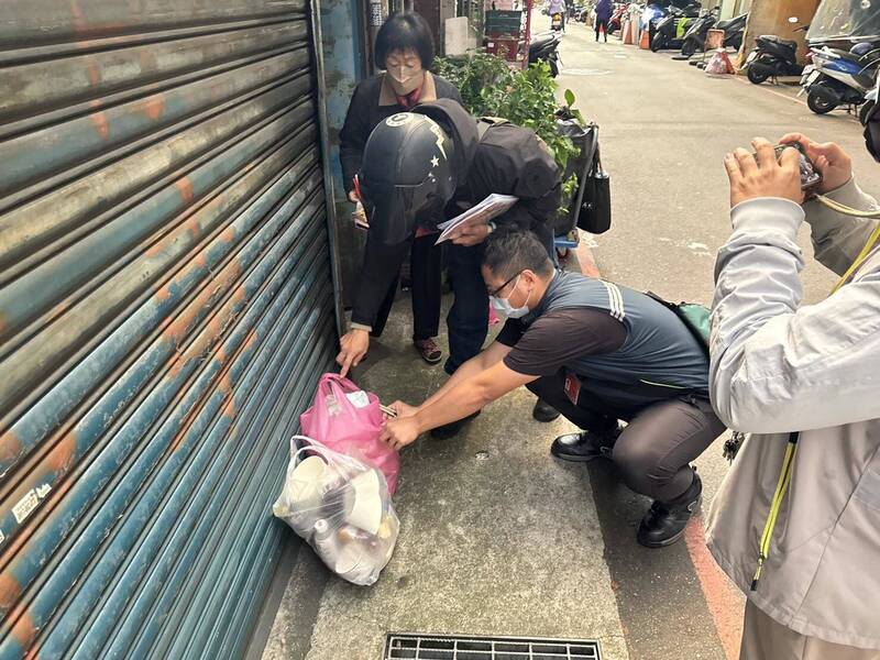 垃圾應正確分類 新北環保局加強「破袋稽查」違者最高罰6千元