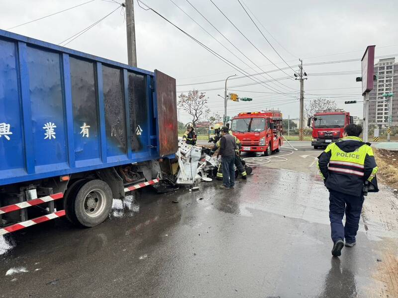 中壢貨車滿載廢家電冒濃煙起火 司機急停邊滅火邊搬貨