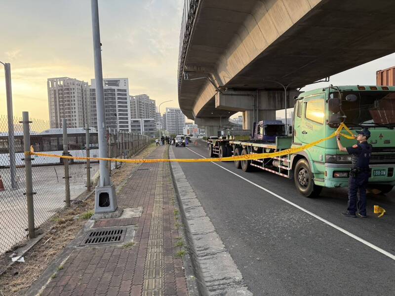 高雄台88下死亡車禍 騎士疑超車不成擦撞倒地遭大貨車輾斃