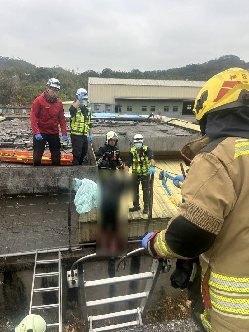 驚悚! 苗栗台13線機車墜駁坎2死 1人懸掛尖刺鐵絲圍籬