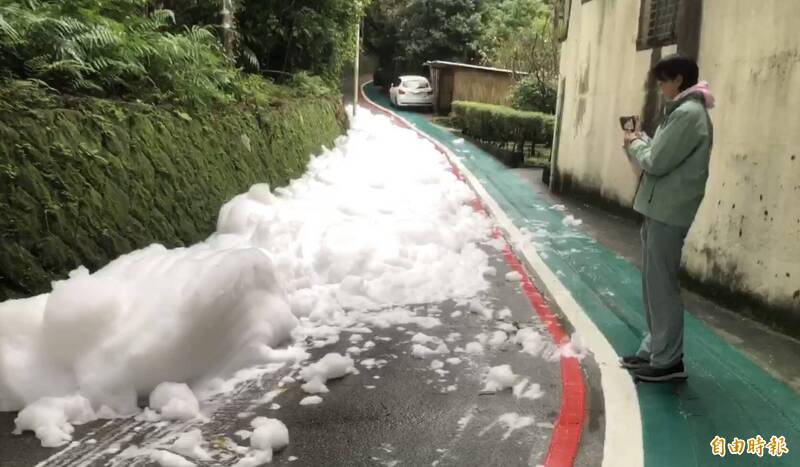 基隆下雪?壽山路排水溝冒出大量泡沫 疑從民宅流出