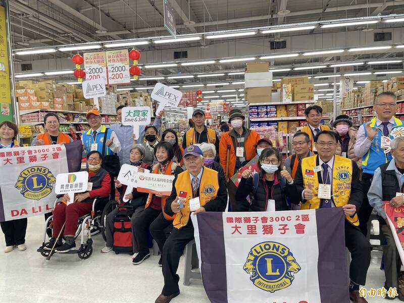 15獨居長輩大賣場買年貨 弘道攜手中陽集團、獅子會送暖