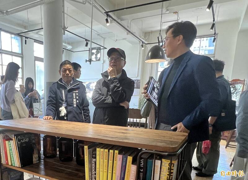 文化部長走訪富興工廠 驚見李安電影道具船槳