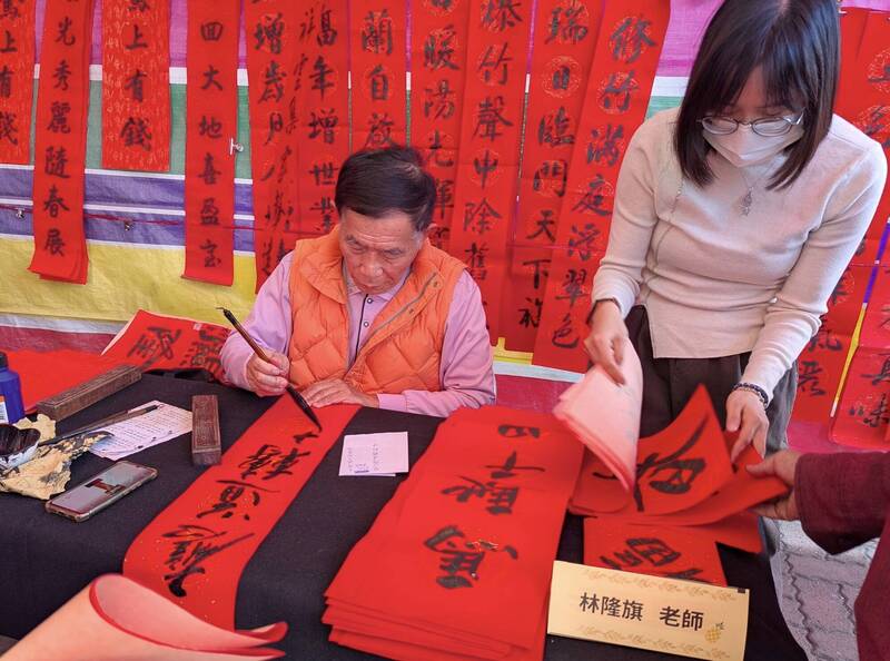 公私協力送暖 台南關廟贈名家春聯也發愛心年菜