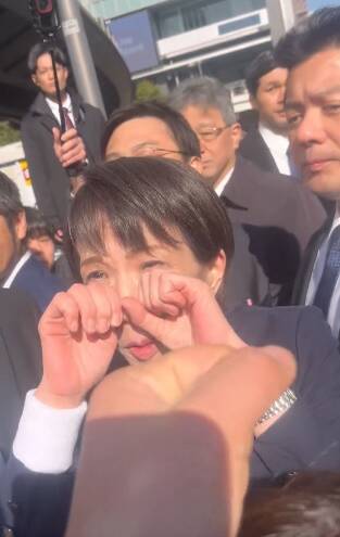 握手聽民眾喊這句 高市早苗瞬間比「哭哭臉」成表情包