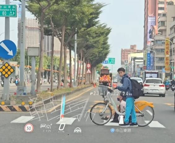 暖片感動百萬網友!鳳山國中生肉身擋車流 護雙手撐地身障者過馬路