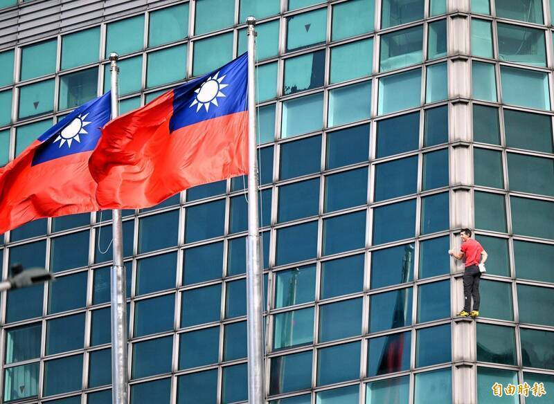 美国攀岩传奇霍诺德无绳登顶台北101，透过网飞直播让世界看见台湾，网飞公布数据显示，全球有高达620万观看数。 （资料照）