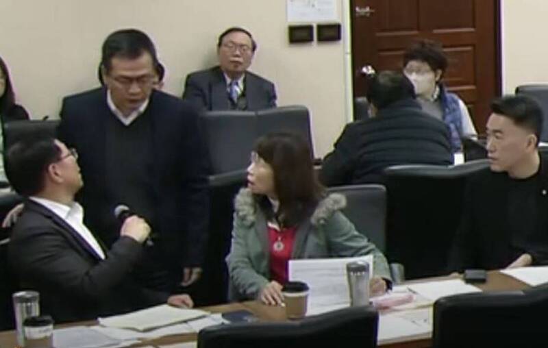 糗爆!張啓楷搞錯協商題目 綠委、韓國瑜提醒後一臉疑惑影曝光