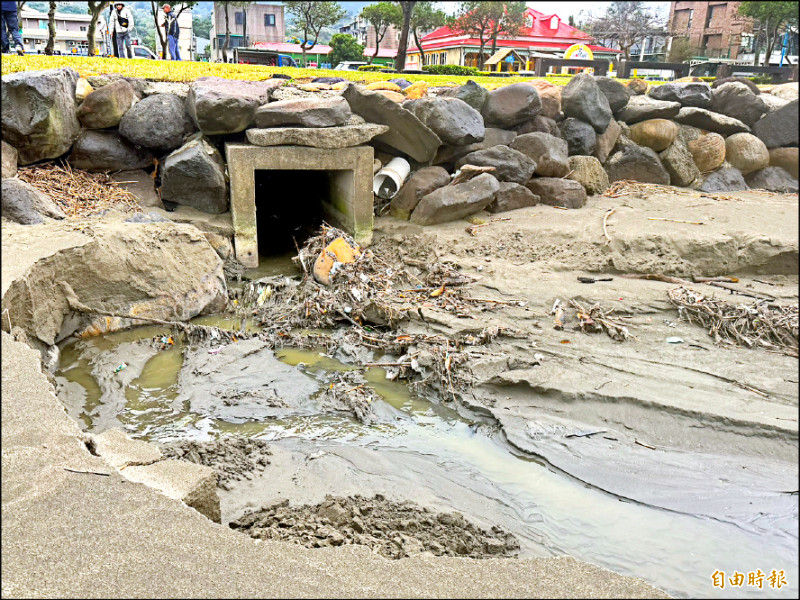 八里左岸觀海大道飄惡臭 啟動清查