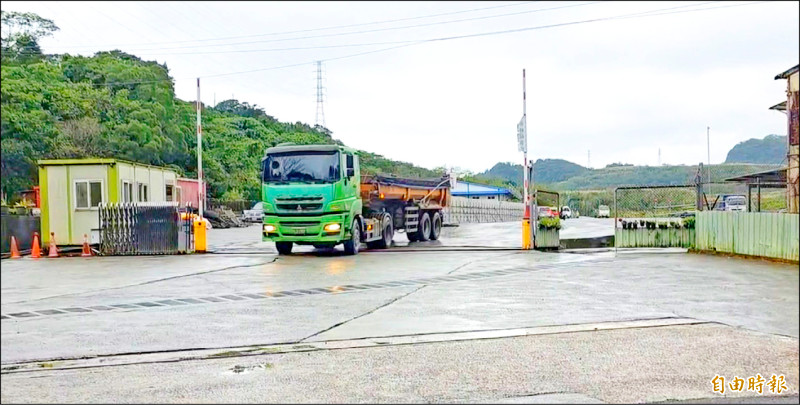 八堵居民怨砂石車多 基市府︰沒違規