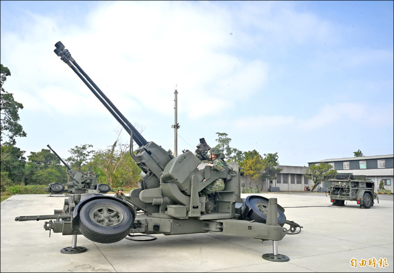 F16V戰機+麻雀飛彈、35快砲 春節戰備 展現立體空防戰力