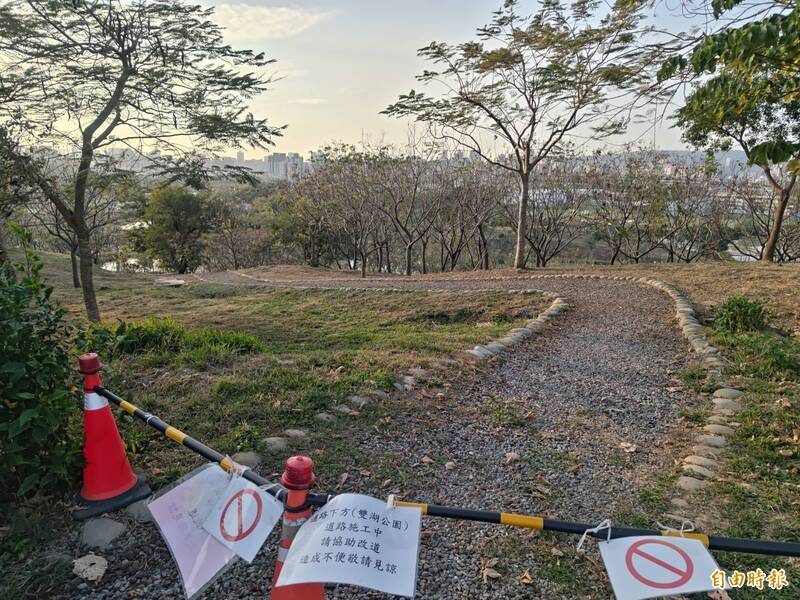 高市工務局改造鼎金一巷時,同步設計3條步道串接果嶺公園。(記者王榮祥攝) 高市工務局改造鼎金一巷時,同步設計3條步道串接果嶺公園。(記者王榮祥攝)